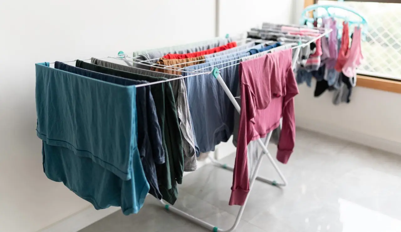 Il trucco definitivo per stendere le lenzuola nello stendino verticale senza pieghe
