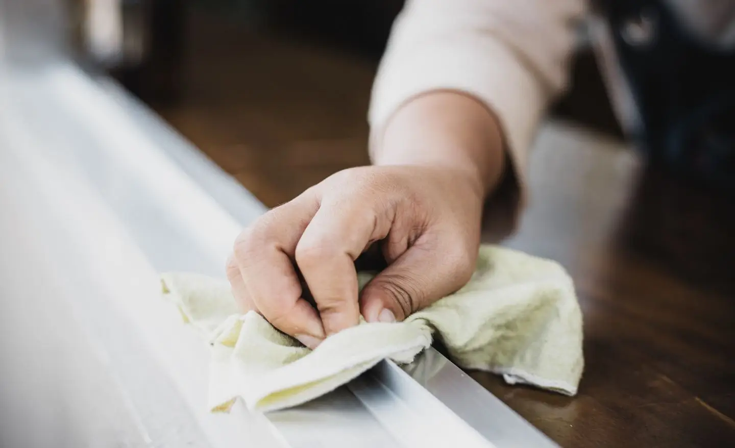 Trucco veloce per spolverare ogni stanza: scopri il metodo che pochi conoscono