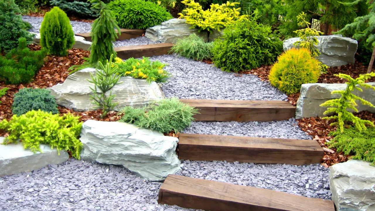 Non mettere mai le pietre decorative in giardino senza questo strato: ecco perché