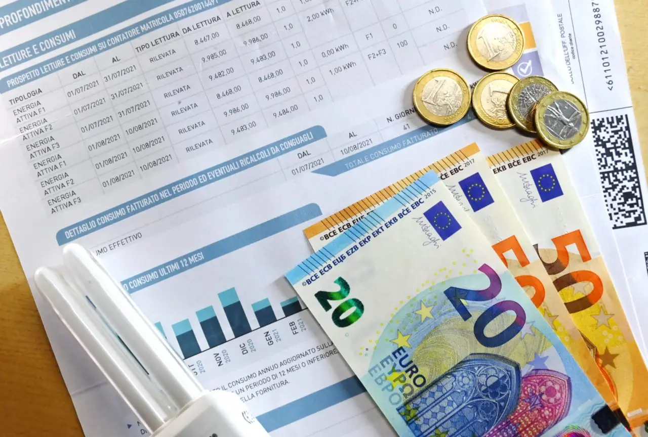 Paghi troppo di bollette? Ecco la spesa media mensile in Italia per luce, gas e acqua